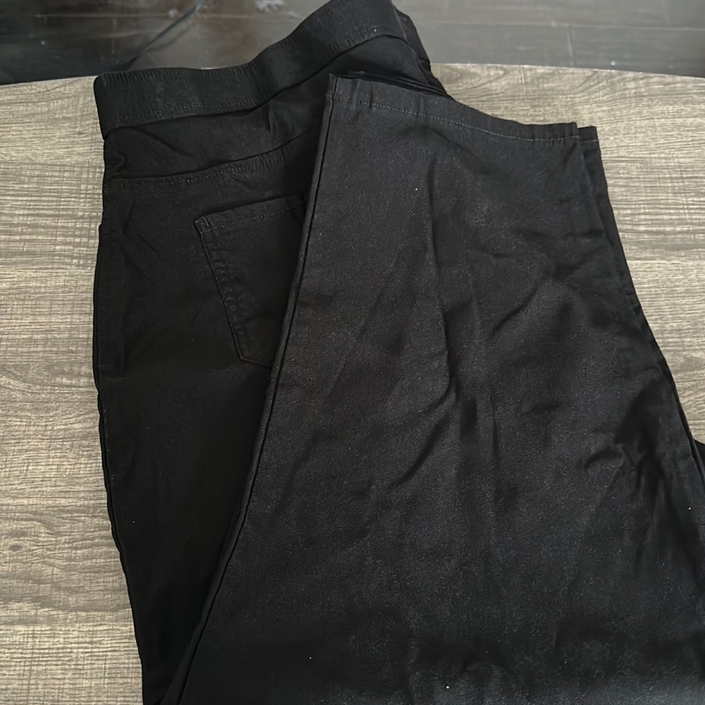 Black Laura Scott women’s capris.